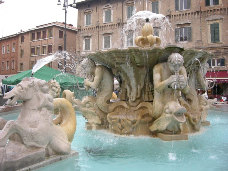 Pesaro,_fontana_di_piazza_del_popolo_05