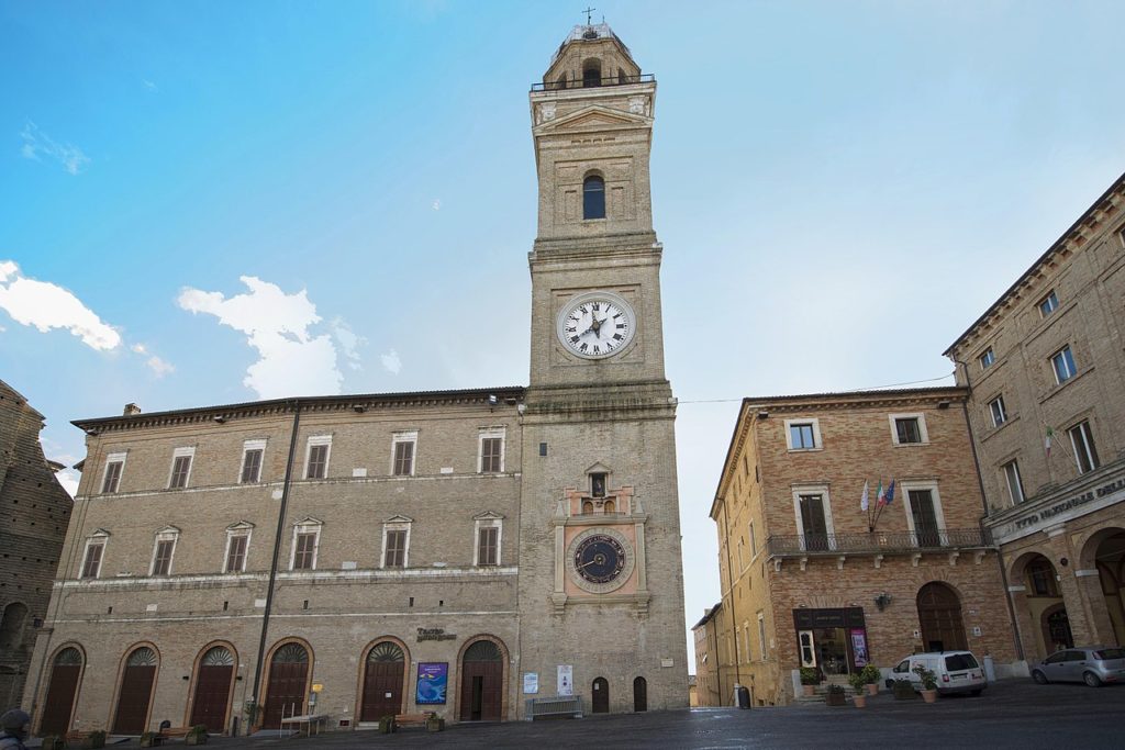 De Torre Civica op de Piazza della Libertà in Macerata.