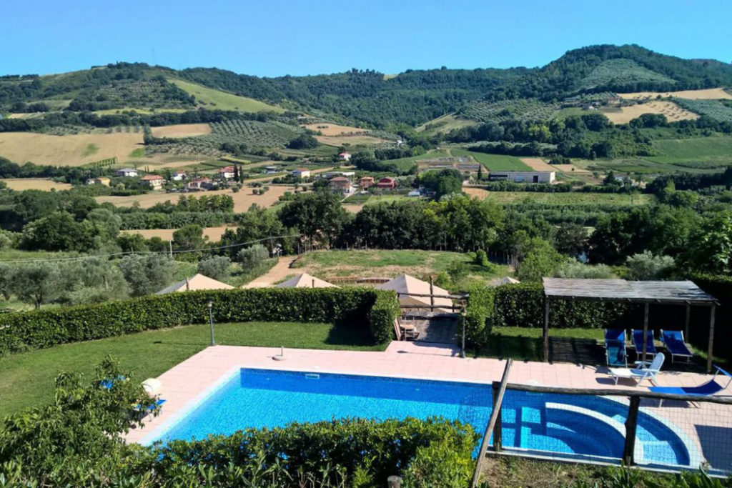 Het Countryhouse IL Girasalo tussen de heuvels van Le Marche. 